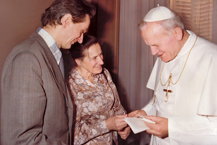 Wanda Półtawska mit ihrem Ehemann bei Seiner Heiligkeit Papst Johannes Paul II.
